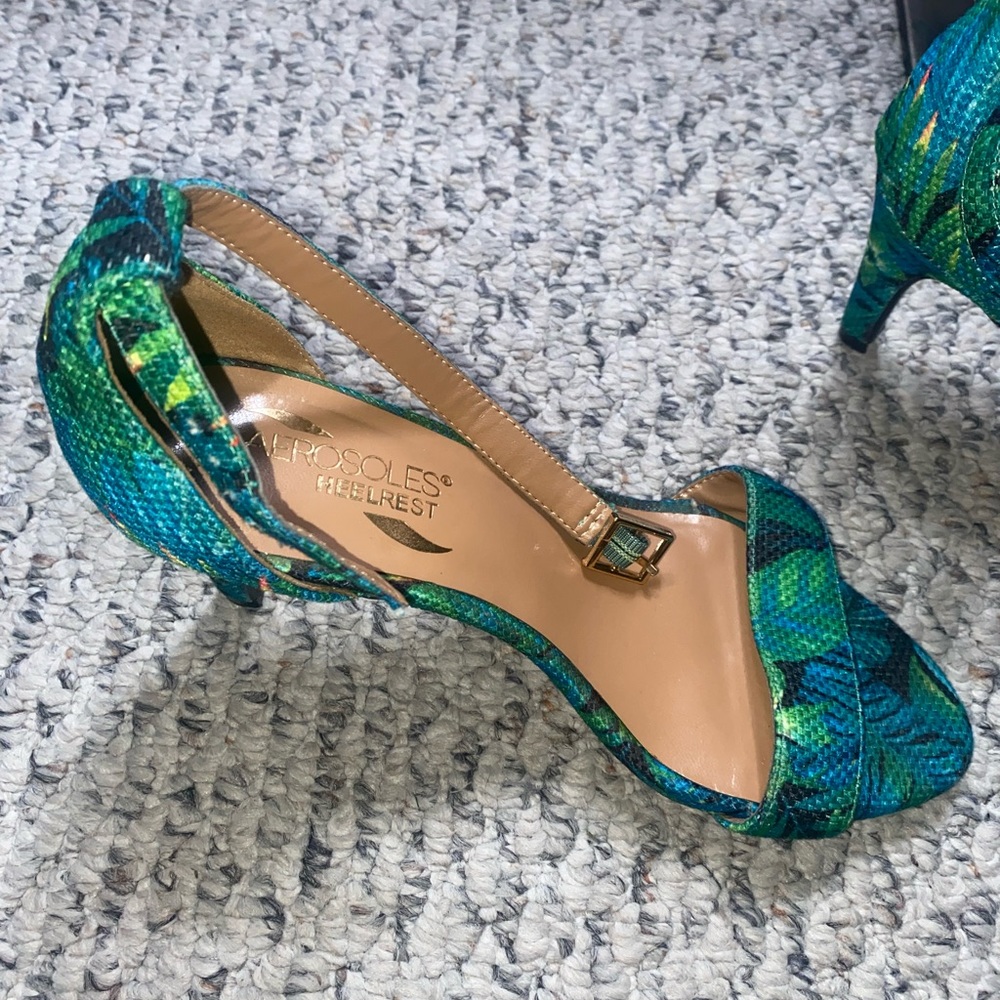 Cute floral open toe short heels! - Picture 2 of 5